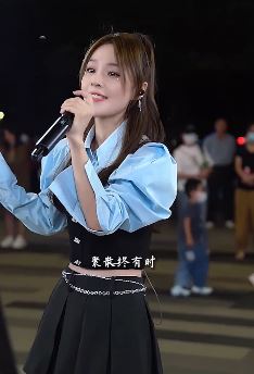鱼闪闪路演翻唱《潇洒走一回》,90年代一首歌红遍大街小巷的歌