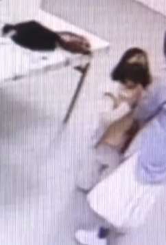 福州一女子商城偷衣服被抓，自扇耳光下跪求饶