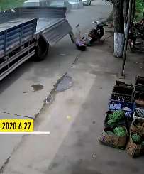 江苏一女子突然被货车车厢门板砸倒在地