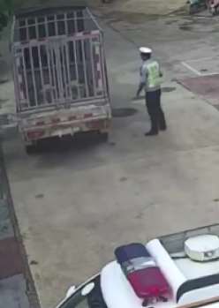 云南一男子驾驶无号牌车冲撞交警 被抓后称欠债想吃牢饭