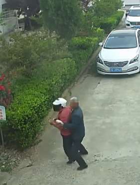 江苏一老人力擒盗贼受轻伤 盗贼行贿2000元放其走老人拒绝