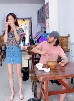 美女恶搞小伙，吃了他的鸡蛋还装作没事一样！