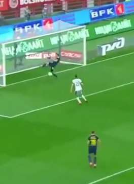 这个后卫是不是该去当门将，两次当下必进球！