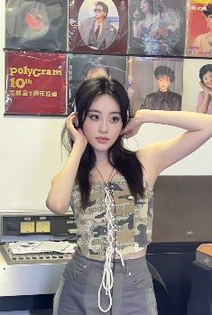 演员祝绪丹拍复古风格视频短片,网友:每一帧都可以当屏保!