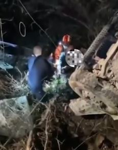 温州一辆大货车翻落悬崖 司机被困后成功获救