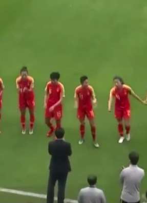 女足世界杯中国队0:0战平西班牙队以小组第三出线，贾指导动情落泪！