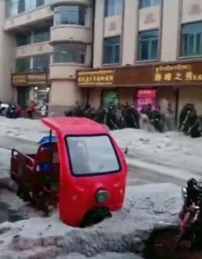 甘肃多地遭强降雨伴冰雹袭击 局部地方冰雹堆积达1米
