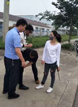 女警花主动请缨引狼出洞,勇斗色魔多处受伤