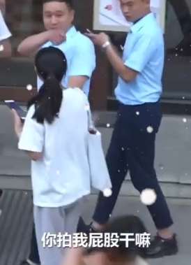 美女街头恶作剧，害惨了一群无辜的年轻人!