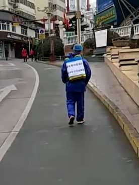 陕西凤县一医生带着儿子义务为全县消毒