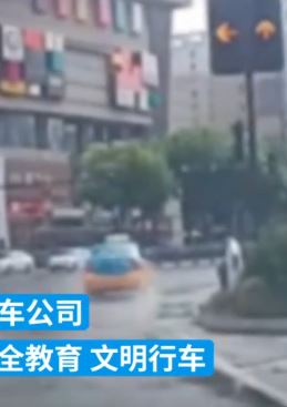 下雨天出租车路口未减速溅行人一身水被交警罚款2百元