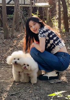 演员张俪优雅穿搭分享户外随拍 网友：状态很赞