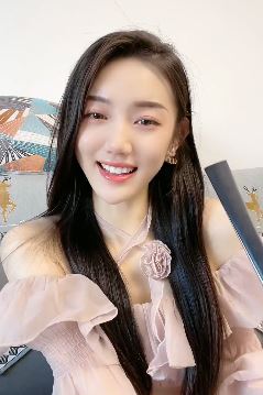 纯欲系小姐姐「墨言」分享歌曲《姐姐妹妹站起来》,文案:你就等着沦陷吧!