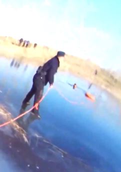 山东德州一老人掉河里被群众及时发现后救出