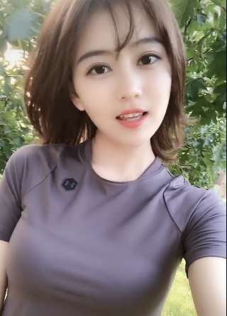 一个长的如此甜美的姑娘 笑容能把你的心融化了