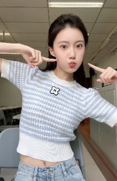 女大学生「奕文Eavan」小姐姐教室跳手势舞 网友：这眼睛真美