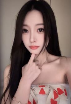 大眼女主播「Nabb」穿抹胸装分享日常好状态,如此甜美御姐爱了吗?