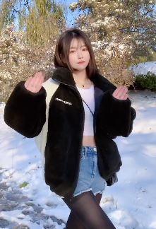 漂亮小姐姐「微一」穿黑丝雪地热舞 网友:真抗冻!