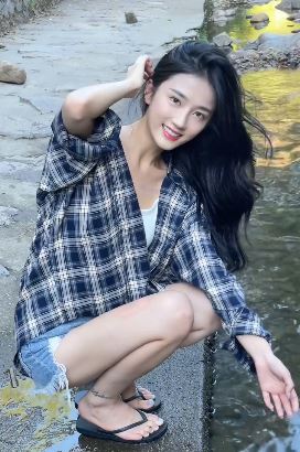 漂亮小姐姐「潘敏」穿拖鞋户外玩水,网友:从没见过这么美的女孩!