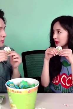 李佳琦吃播向杨幂开黄腔 杨幂不明白什么意思！