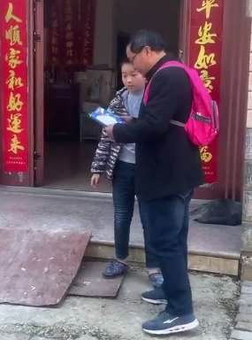 疫期58岁乡村教师每日步行30公里给学生收发作业