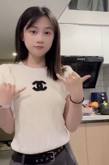 气质小姐姐「大宁」优雅穿搭居家浅跳 网友:太好看了