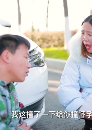 搞笑视频：小伙碰瓷女司机，没想美女不按套路出牌