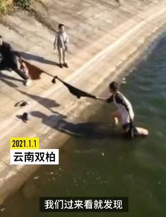 儿童玩耍不慎落水，90后小伙与他人合力救出