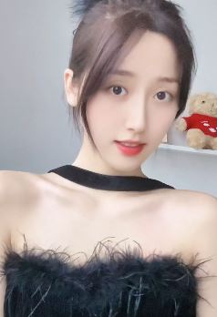 演员陈叶玲分享日常好状态 抹胸穿搭尽显女神范儿