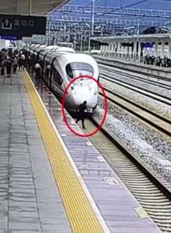 男子走错乘车站台 为赶时间跳下站台横穿4股道