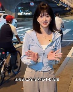 漂亮小姐姐「小叶同学」街头翻唱老歌《东南西北风》，有点卓依婷的味道！