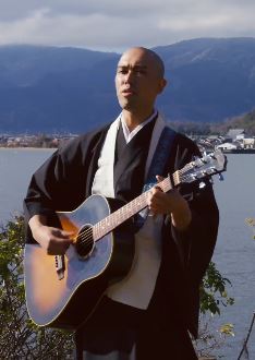 日本僧人自弹自唱老歌《蓝莲花》 听歌赏景两不误