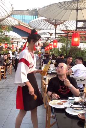 吓一跳！服务员小姐姐用鸡腿给客人开啤酒！