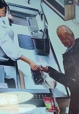 大爷138元落超市 店家全网寻人并归还