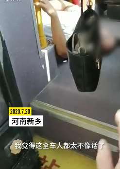 不像话！公交司机突发疾病倒地，乘客跨过司机下车！