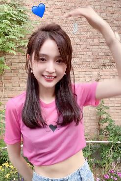 吴宣仪户外跳可爱比心舞，又甜又美又可爱！网友：随便一跳都好好看！
