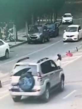 怎么都这么任性!你不让我就撞你,一女子被一越野车活活碾压!