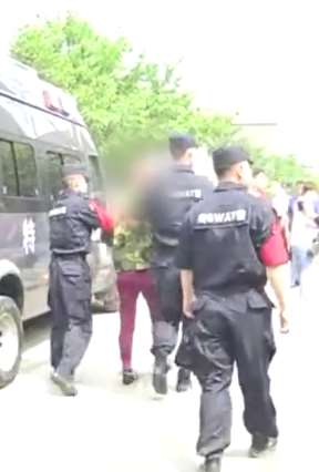 男子16年前杀害岳母潜逃终被抓 民警押解指认现场