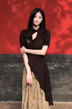 迷人小姐姐「叁只只」气质穿搭户外随拍 网友:冬去春来,美人依旧