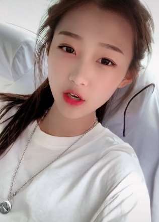 网友都说她长的像关晓彤，你觉得她长的像关晓彤吗？