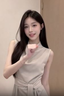 清纯甜美小姐姐气质穿搭居家浅跳，每个动作都那么迷人！