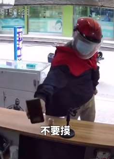 男子去修手机不让老板碰手机，老板：15年第一次遇到
