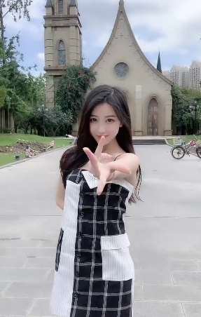 美景衬美女,更显美女分外之美!