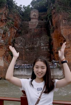 漂亮小姐姐分享乐山游玩vog，拜佛享美食两不误