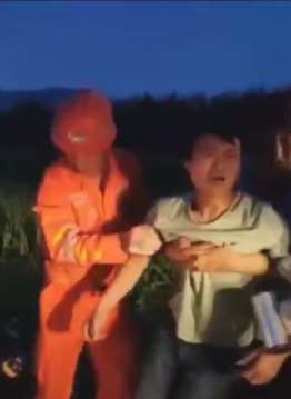 宜宾地震令人心碎的一幕,7岁男孩在震中遇难!