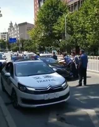 黑车被查想逃跑，司机强踩油门顶推执法人员