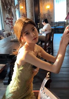 成都小姐姐「知知」穿性感吊带长裙分享日常vlog 网友：比仙女还仙