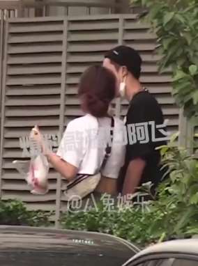 王鹤棣疑似恋情曝光 吃炸鸡与女子亲密互动