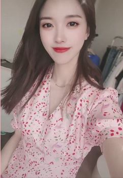 小姐姐穿碎花裙出镜清新又甜美 网友：美爆了！