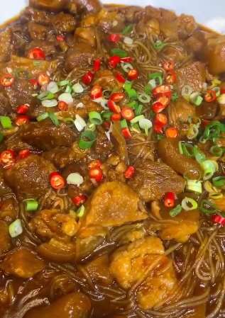 家庭版肘子炖粉条做法，想吃的老铁快来学学吧！